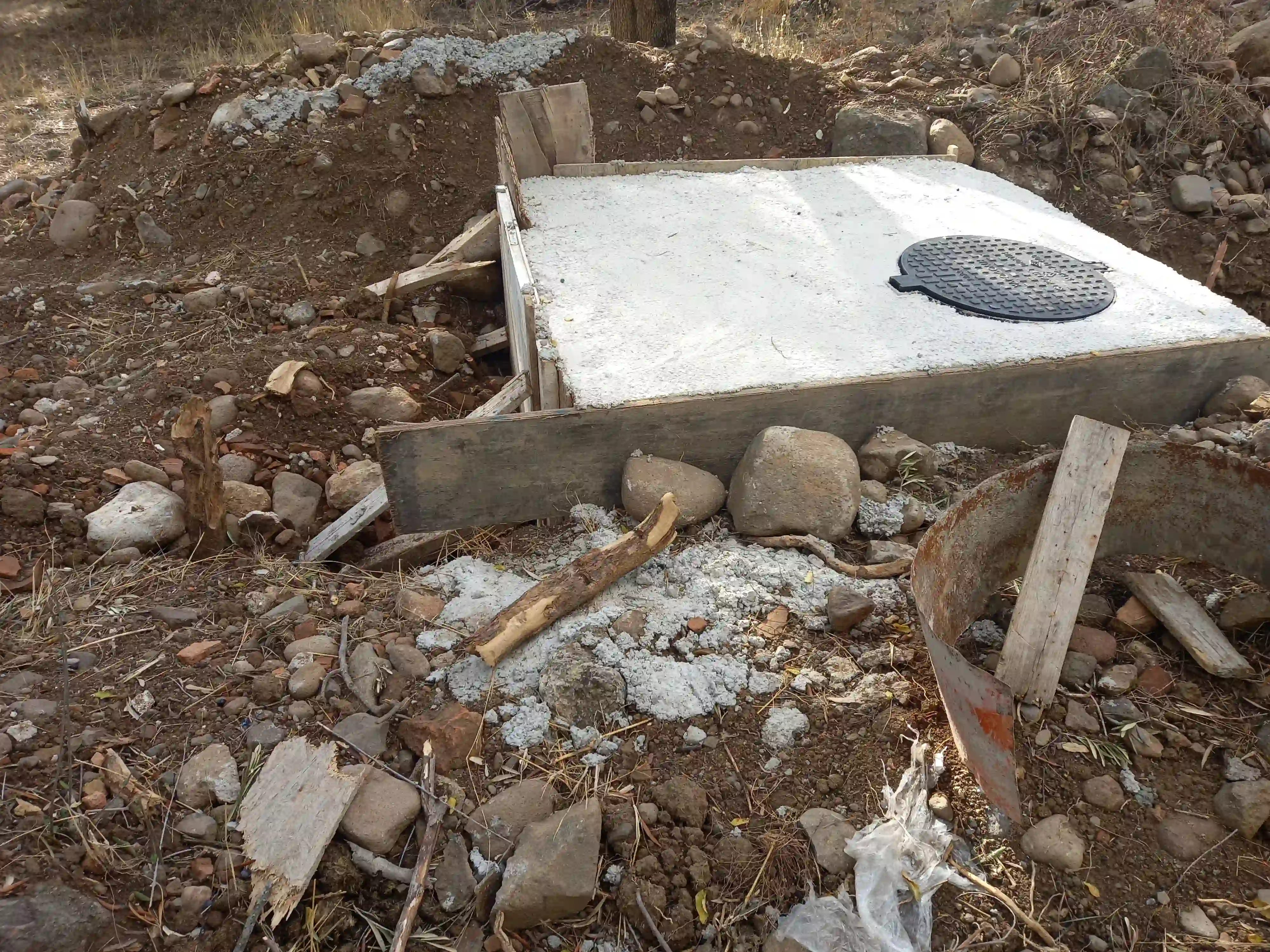 Απεικόνιση καινούργιου φρεατίου ύδρευσης όπου τα ξήλινα καλούπια δεν έχουν ακόμα αφαιρεθεί.